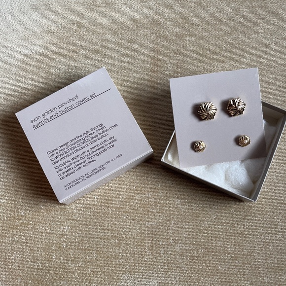 VINTAGE (1985) AVON GOLDEN PINWHEEL PIERCED EARRINGS AND BUTTON COVERS SET - Picture 1 of 2